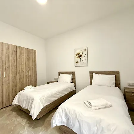 Apartment New Apartment! Walking Distance To The Three Cities By Sf Homes Paola